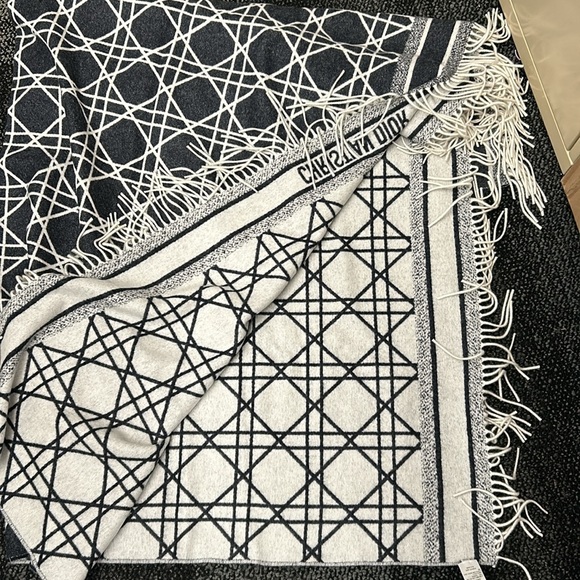 CHRISTIAN DIOR CASHMERE MACROCANNAGE THROW BLANKET IVORY/BLACK - Picture 6 of 7